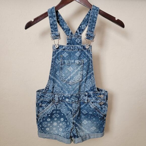 L.E.I. Printed Rolled Cuff Denim Short Overalls - Picture 2 of 14